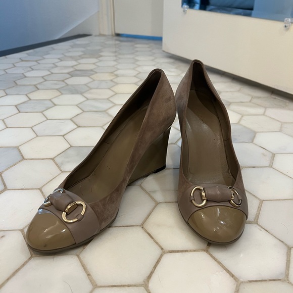 Gucci Grey Suede and Patent Leather Horsebit Wedge Pumps Size 37.5 - Picture 2 of 4